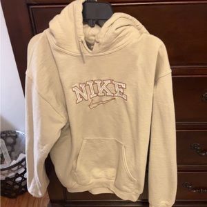 tan vintage nike sweatshirt!